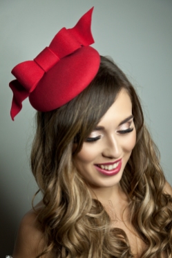 Red mini beret round percher hat with bow guest at a wedding day at the races (1)